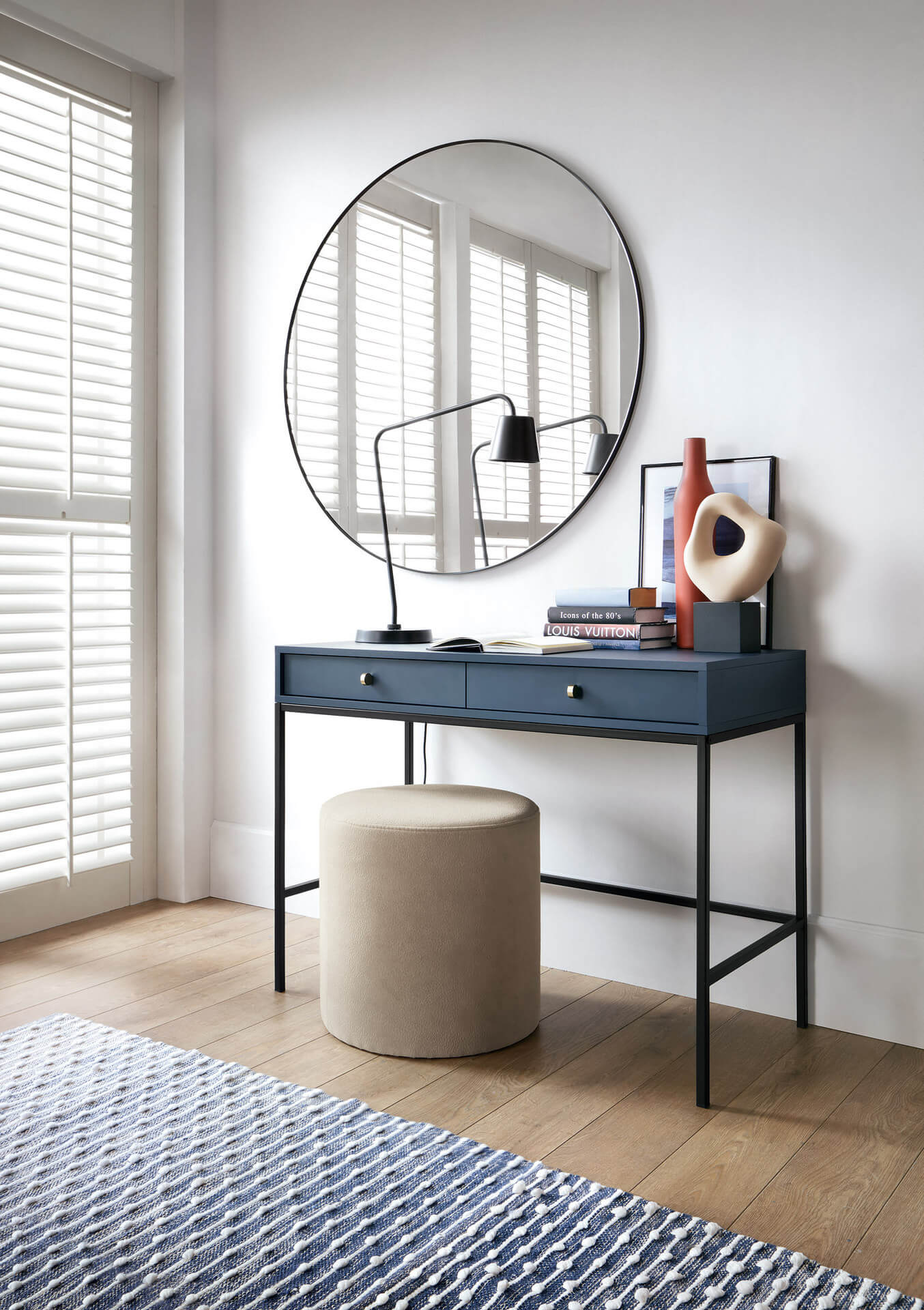 granatowa toaletka kosmetyczna z szufladami